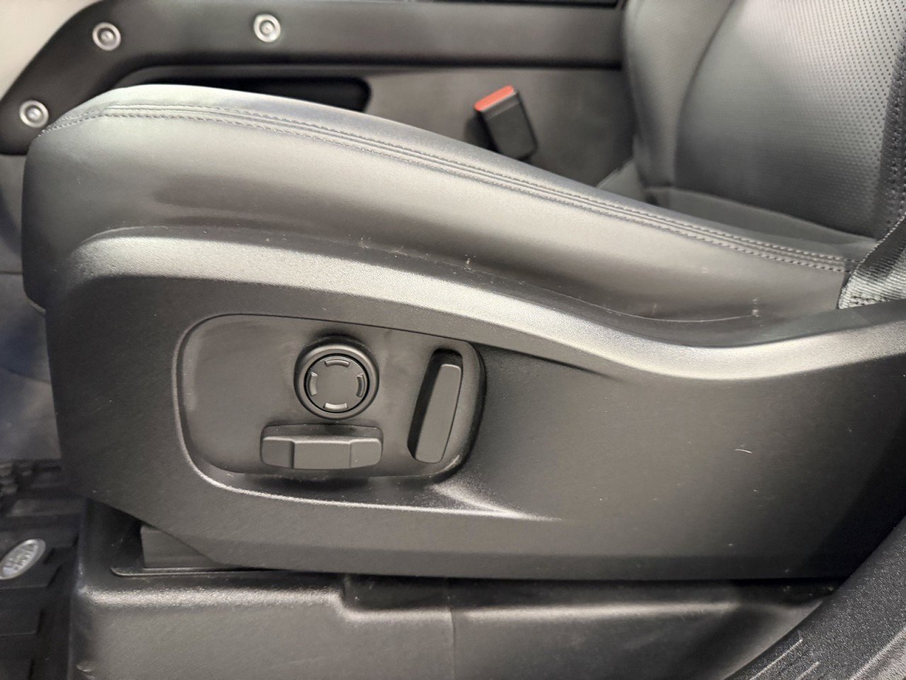 Used 2025 Land Rover Defender 110 S image 33