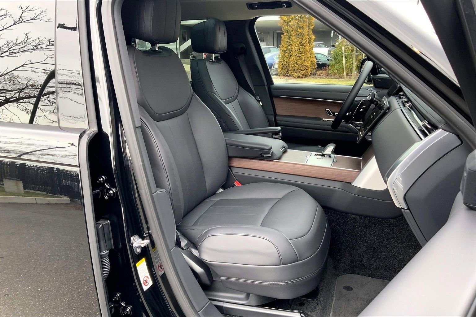 Used 2025 Land Rover Range Rover SE image 8