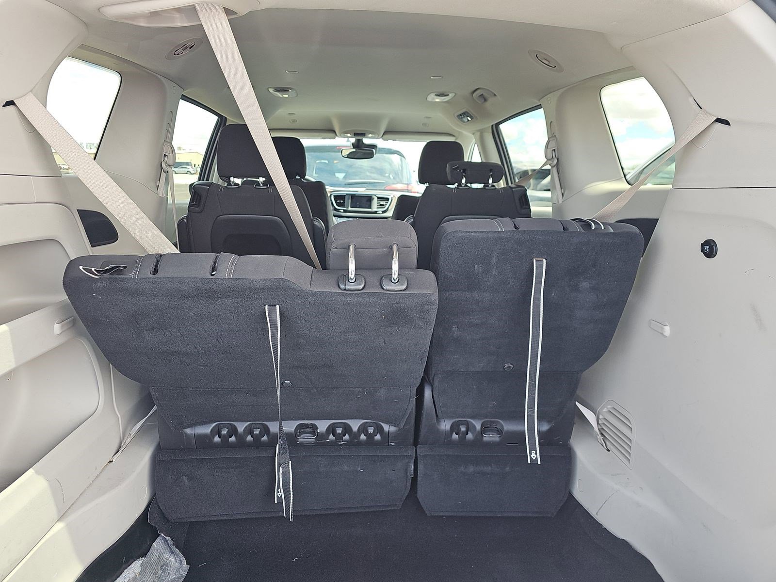 Used 2023 Chrysler Voyager LX image 16