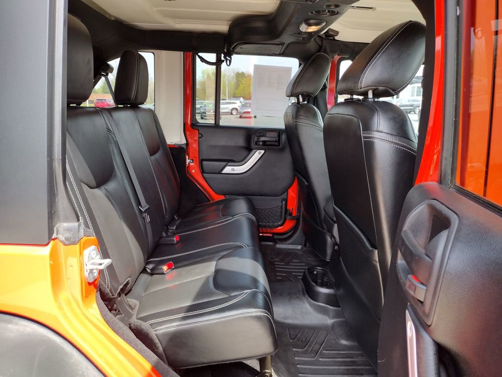 Used 2015 Jeep Wrangler Unlimited Rubicon w/ Connectivity Group AWD/4WD image 9
