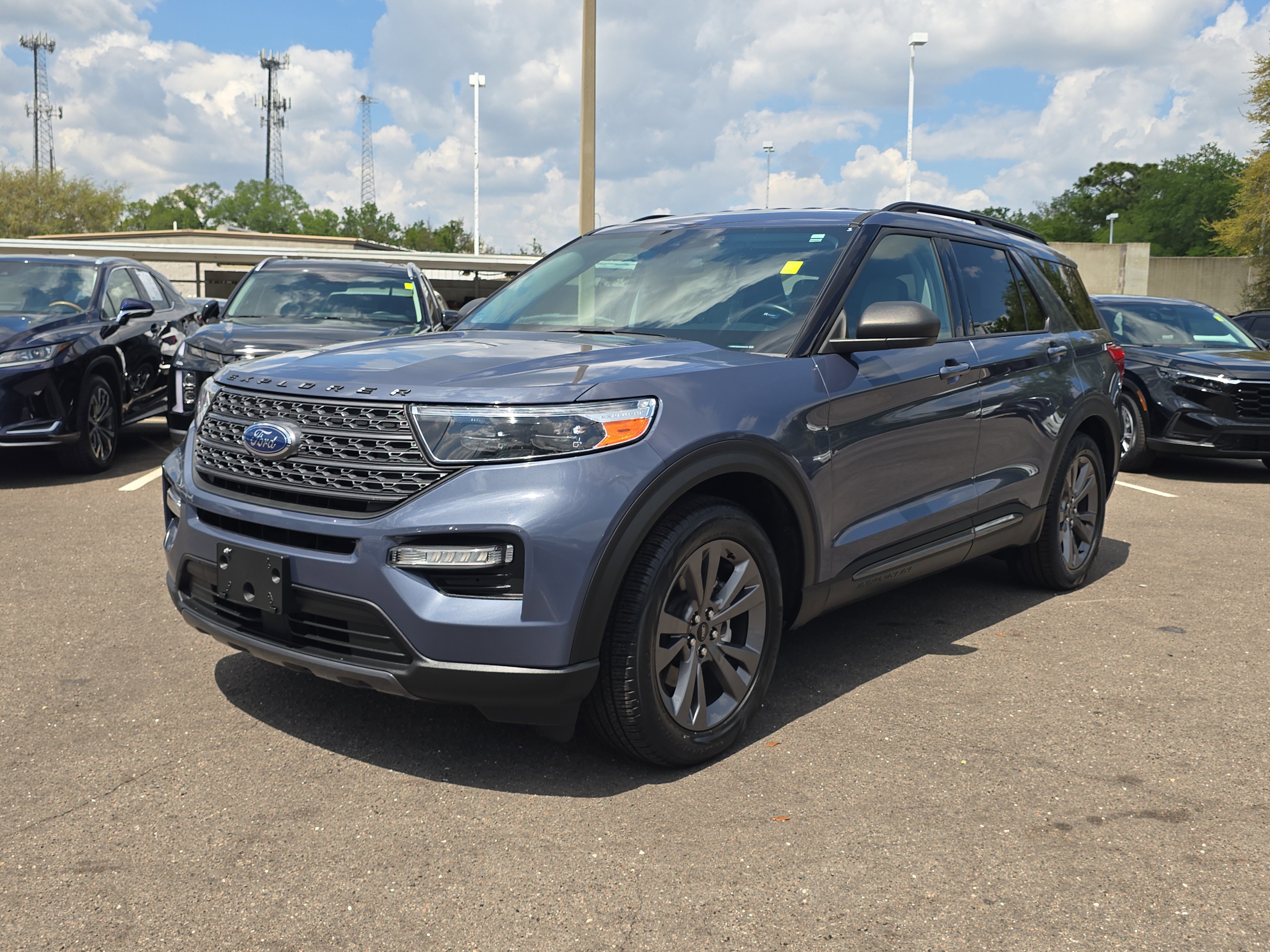 Used 2021 Ford Explorer XLT w/ Equipment Group 202A image 4