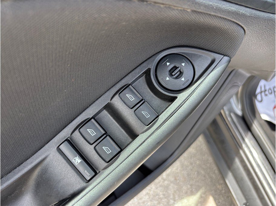 Used 2018 Ford Focus SE FWD image 16