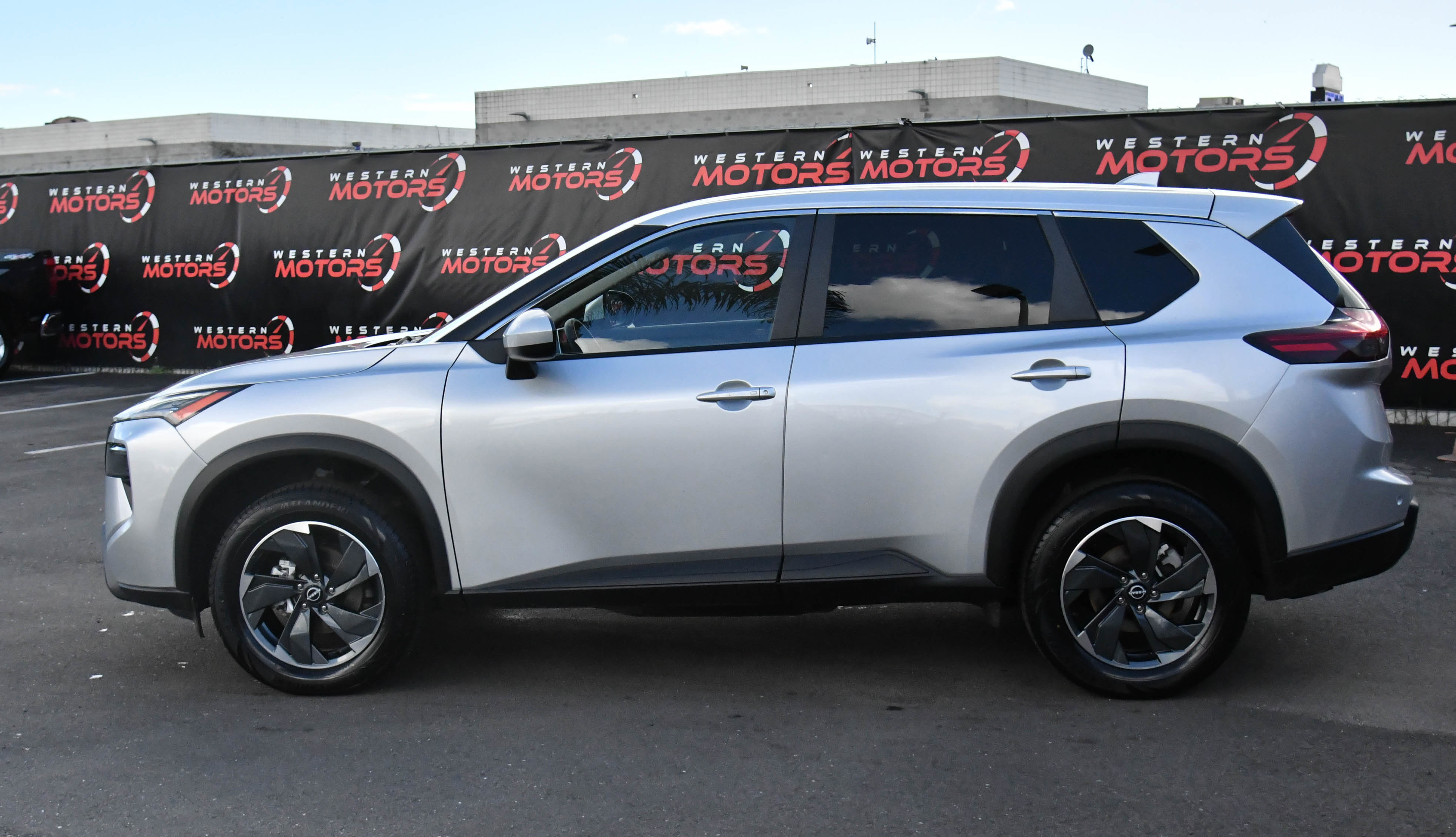 Used 2024 Nissan Rogue SV image 4