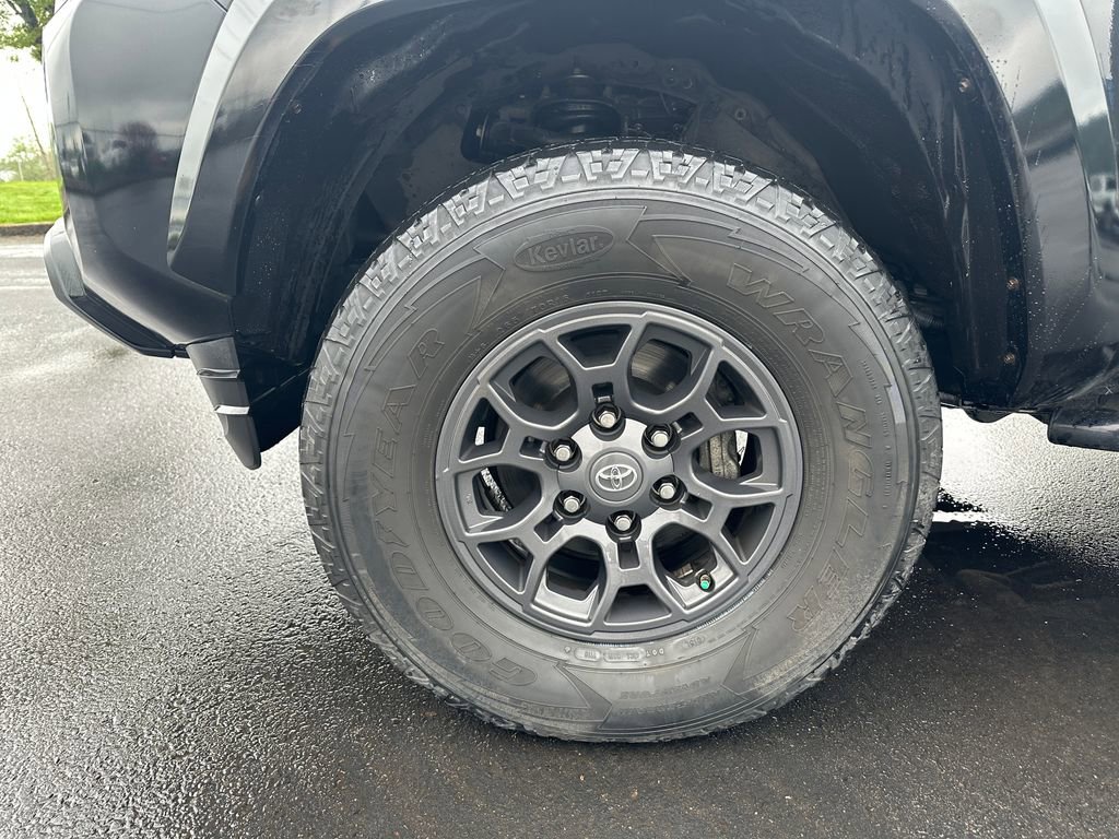 Certified 2017 Toyota Tacoma SR5 AWD/4WD image 13