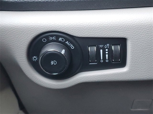 Used 2024 Chrysler Pacifica Limited w/ Uconnect Theater Family Group image 21