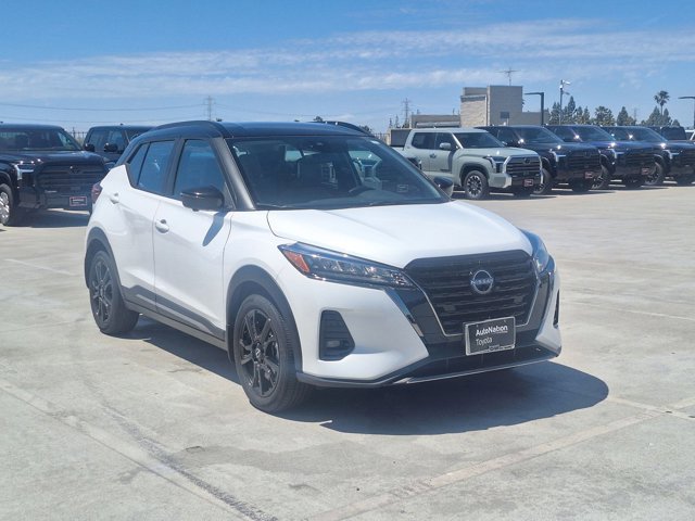 Used 2023 Nissan Kicks SR w/ SR Premium Package FWD image 3