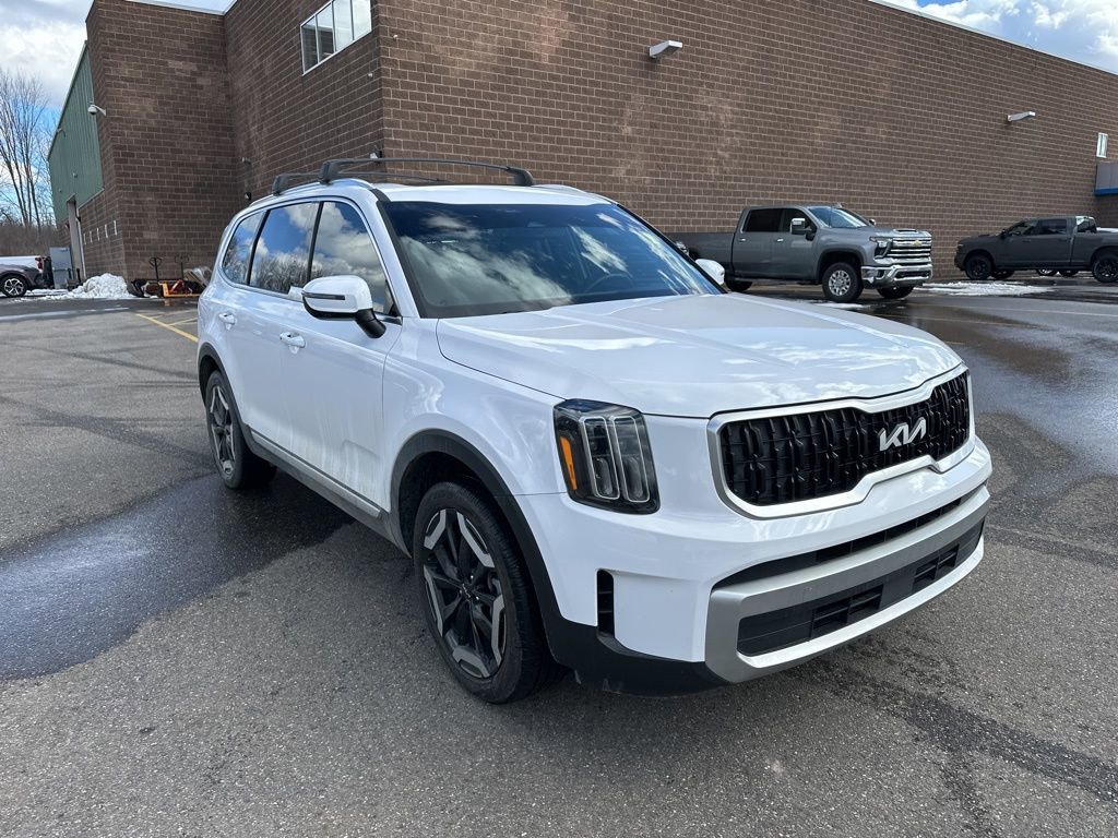 Used 2024 Kia Telluride EX w/ EX Captain's Chair Package image 2