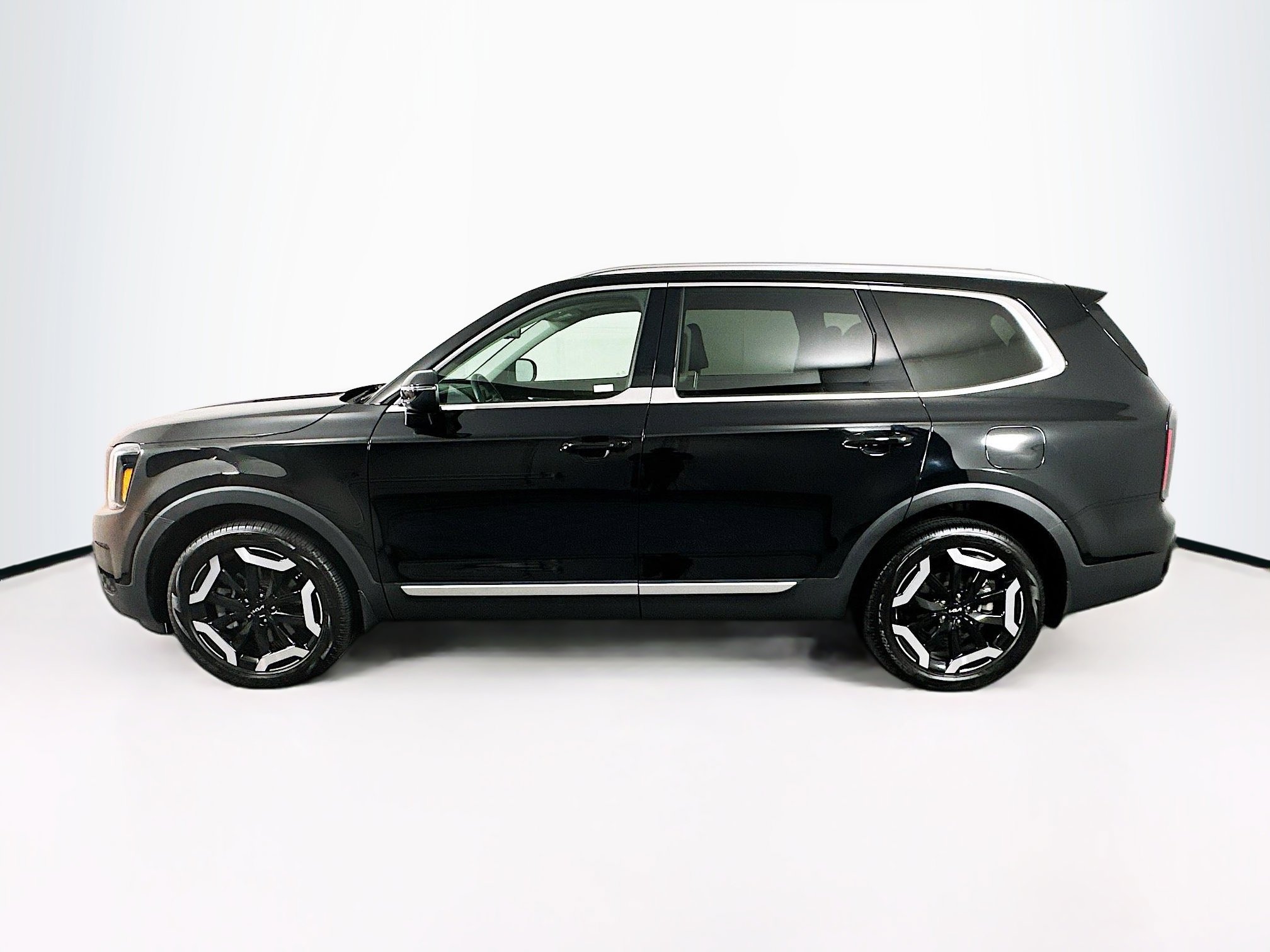 Used 2024 Kia Telluride EX w/ EX Captain's Chair Package FWD image 4