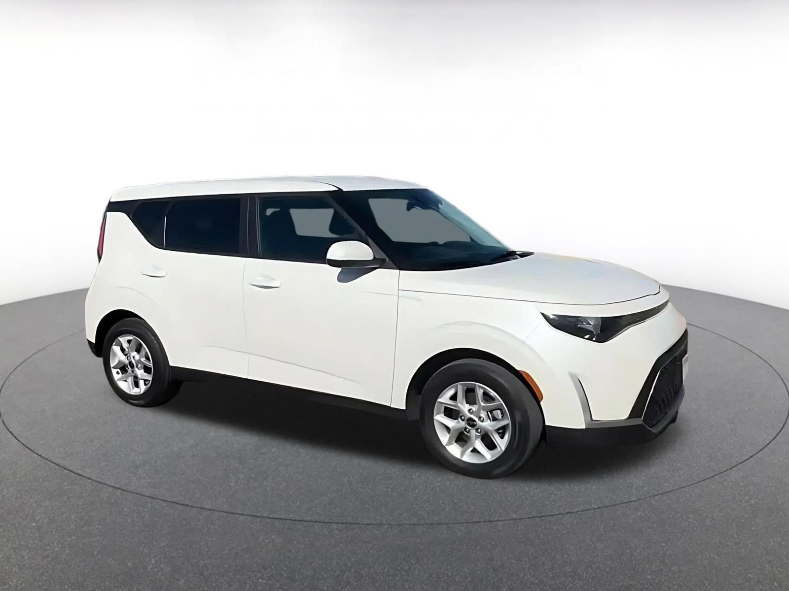 Used 2025 Kia Soul LX w/ LX Technology Package FWD image 2