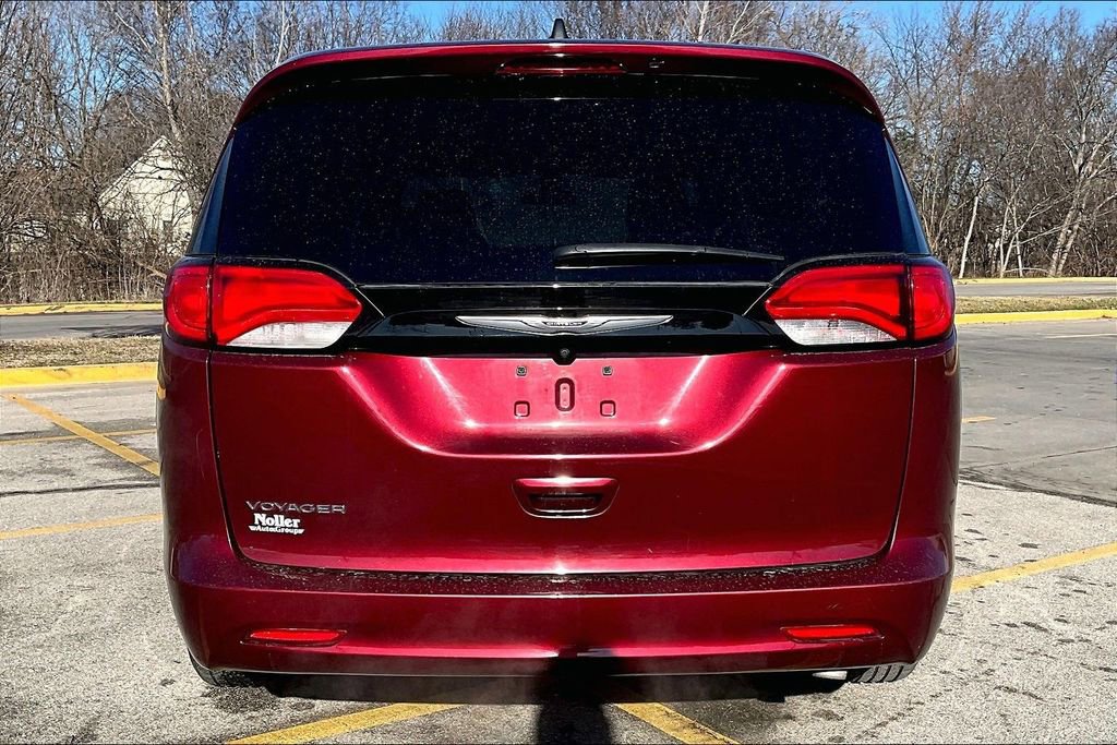 Used 2022 Chrysler Voyager LX image 5