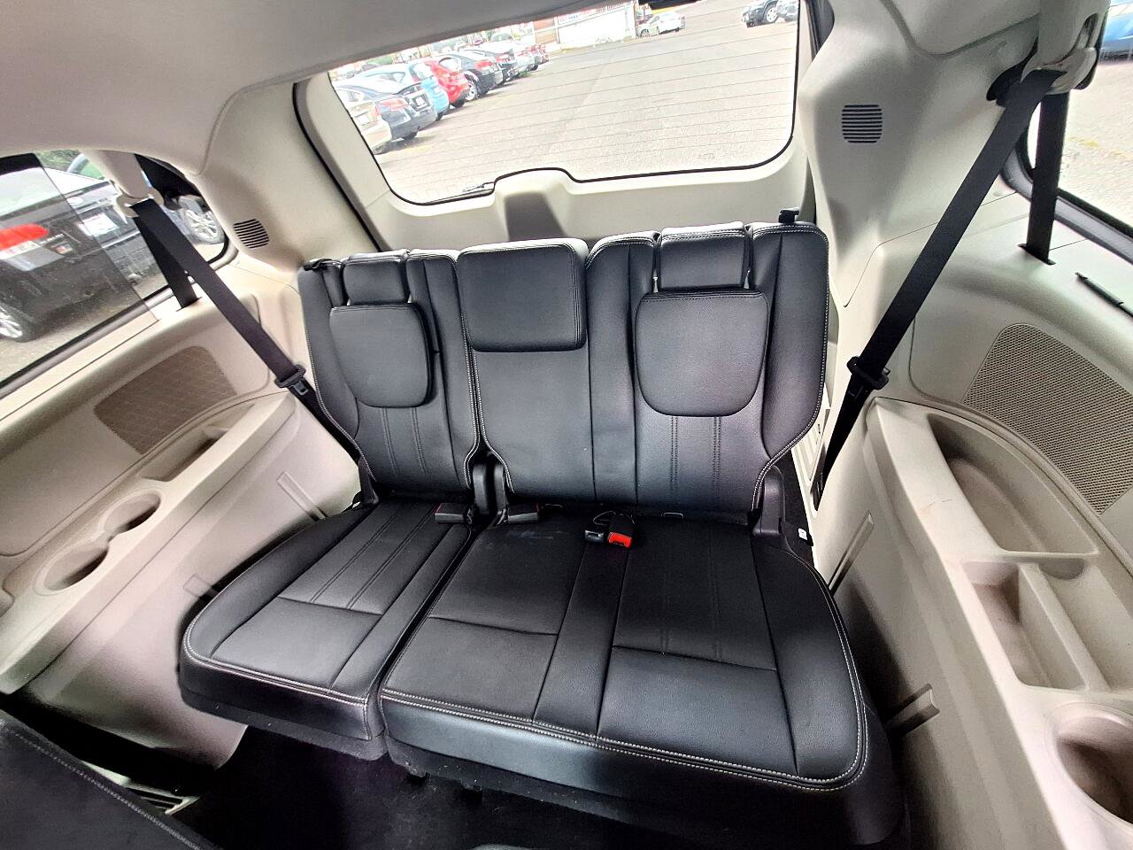 Used 2015 Chrysler Town & Country Touring-L w/ Driver Convenience Group image 27