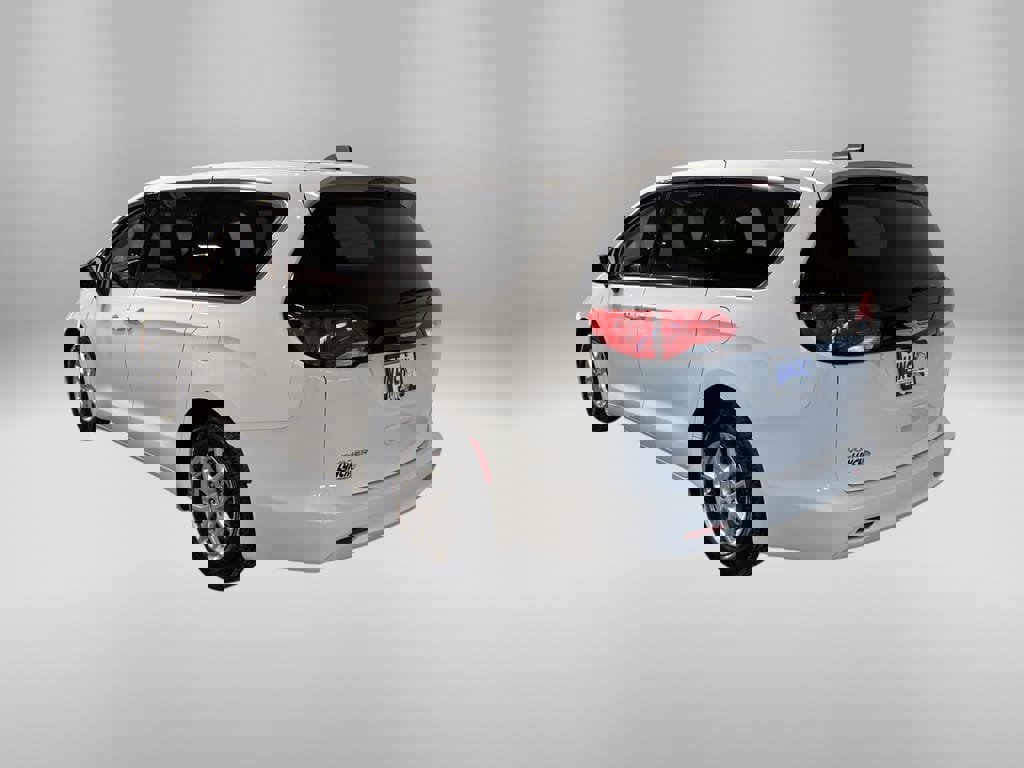 Used 2024 Chrysler Voyager LX image 3