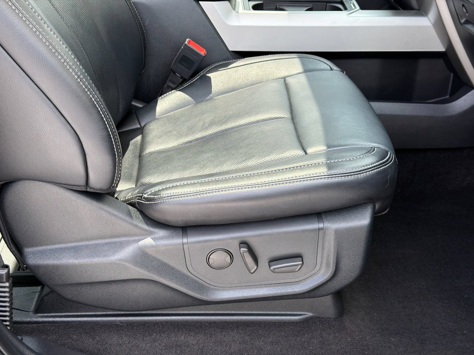 Used 2019 Ford F150 Lariat w/ Equipment Group 502A Luxury AWD/4WD image 11