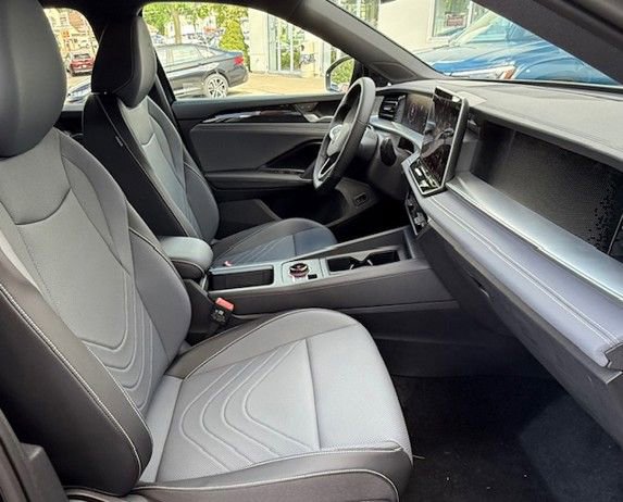 New 2025 Volkswagen Tiguan SE image 17