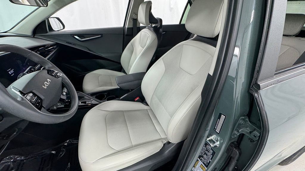 Used 2025 Kia Niro EX FWD image 13