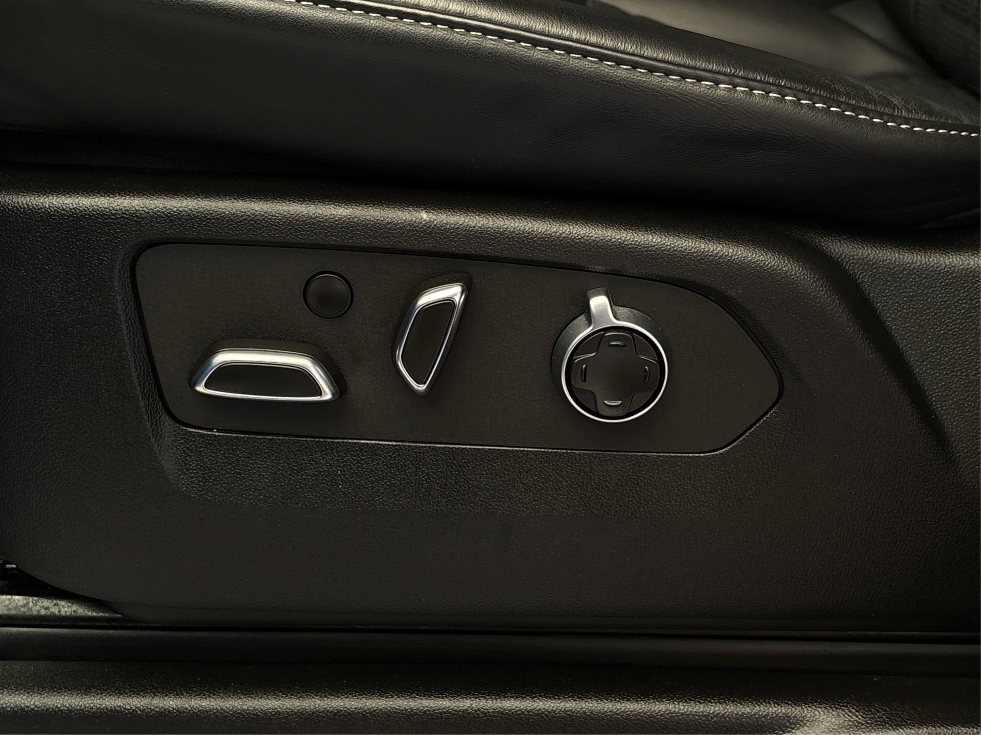 Used 2024 Cadillac Escalade Premium Luxury Platinum image 33