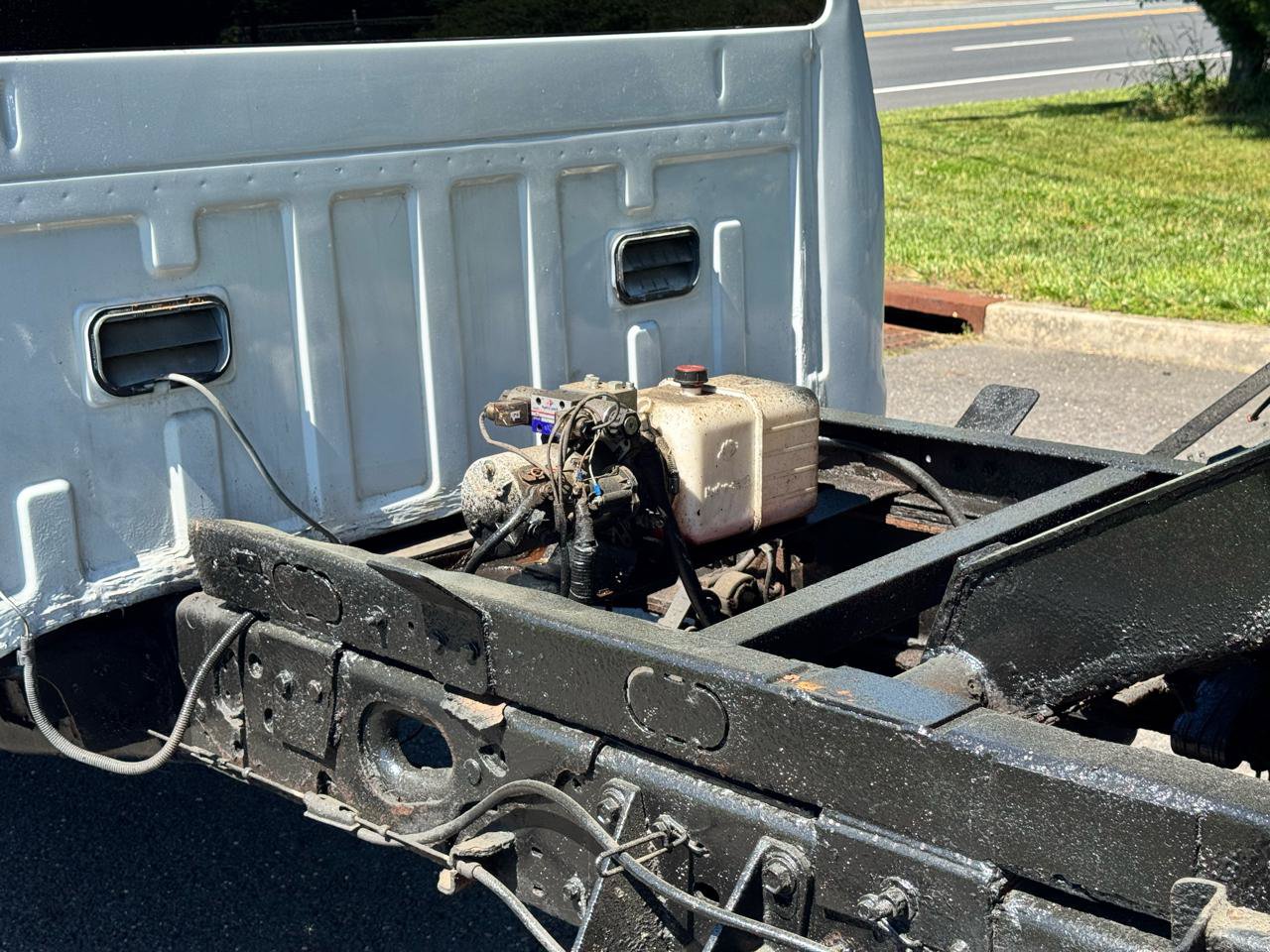 Used 2011 Ford F550 4x4 Regular Cab Super Duty w/ Payload Upgrade Pkg image 14