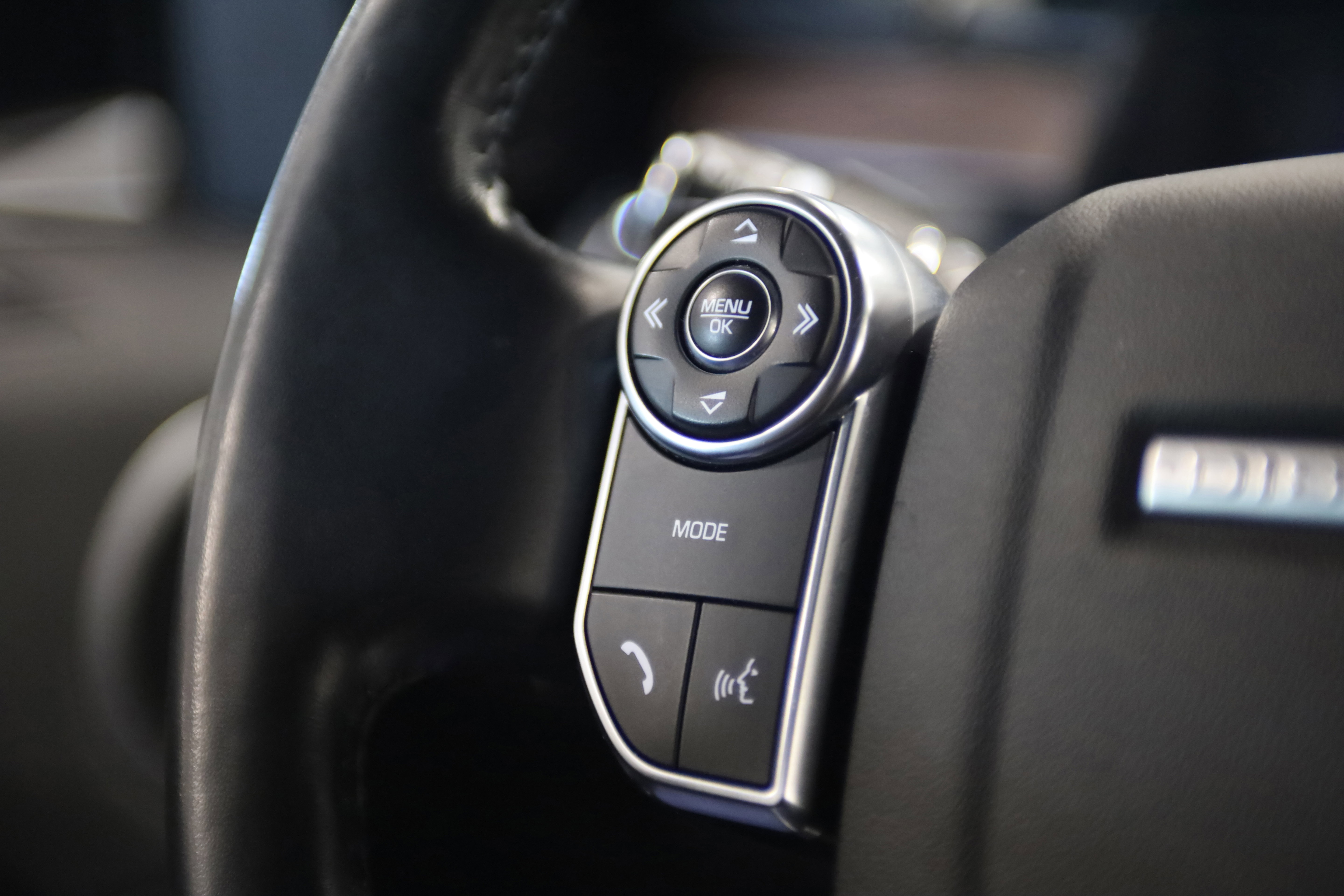 Used 2018 Land Rover Discovery HSE AWD/4WD image 24