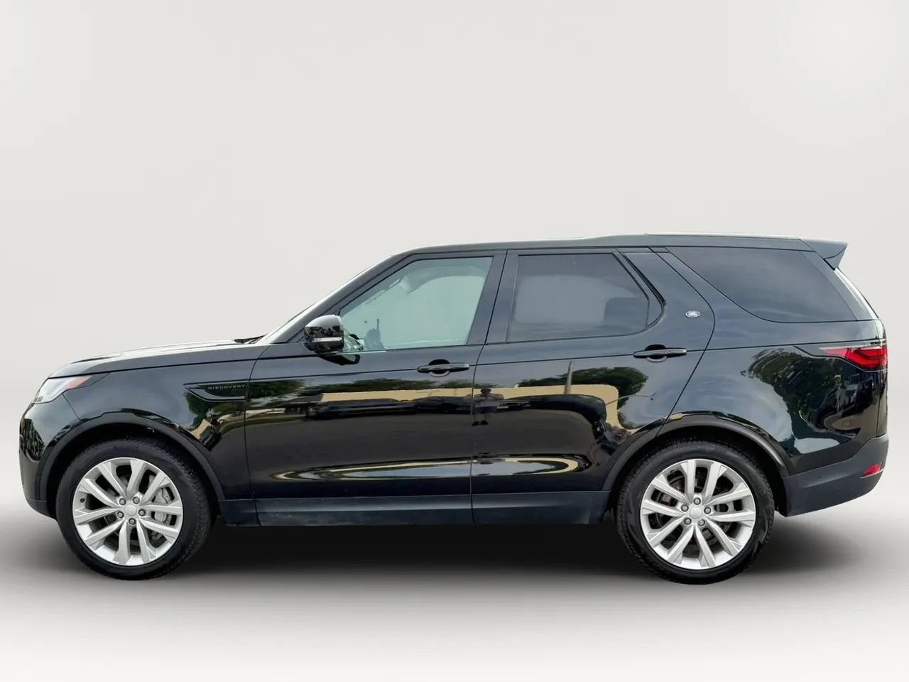 Used 2023 Land Rover Discovery S AWD/4WD image 4