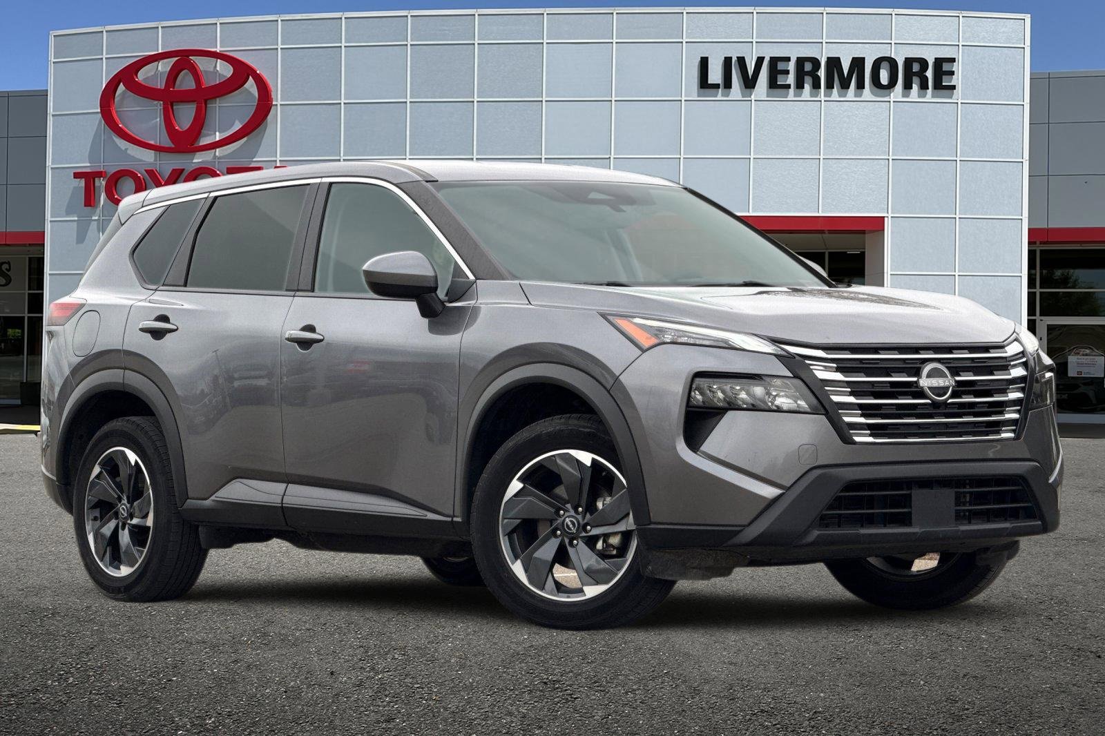 Used 2024 Nissan Rogue SV image 2