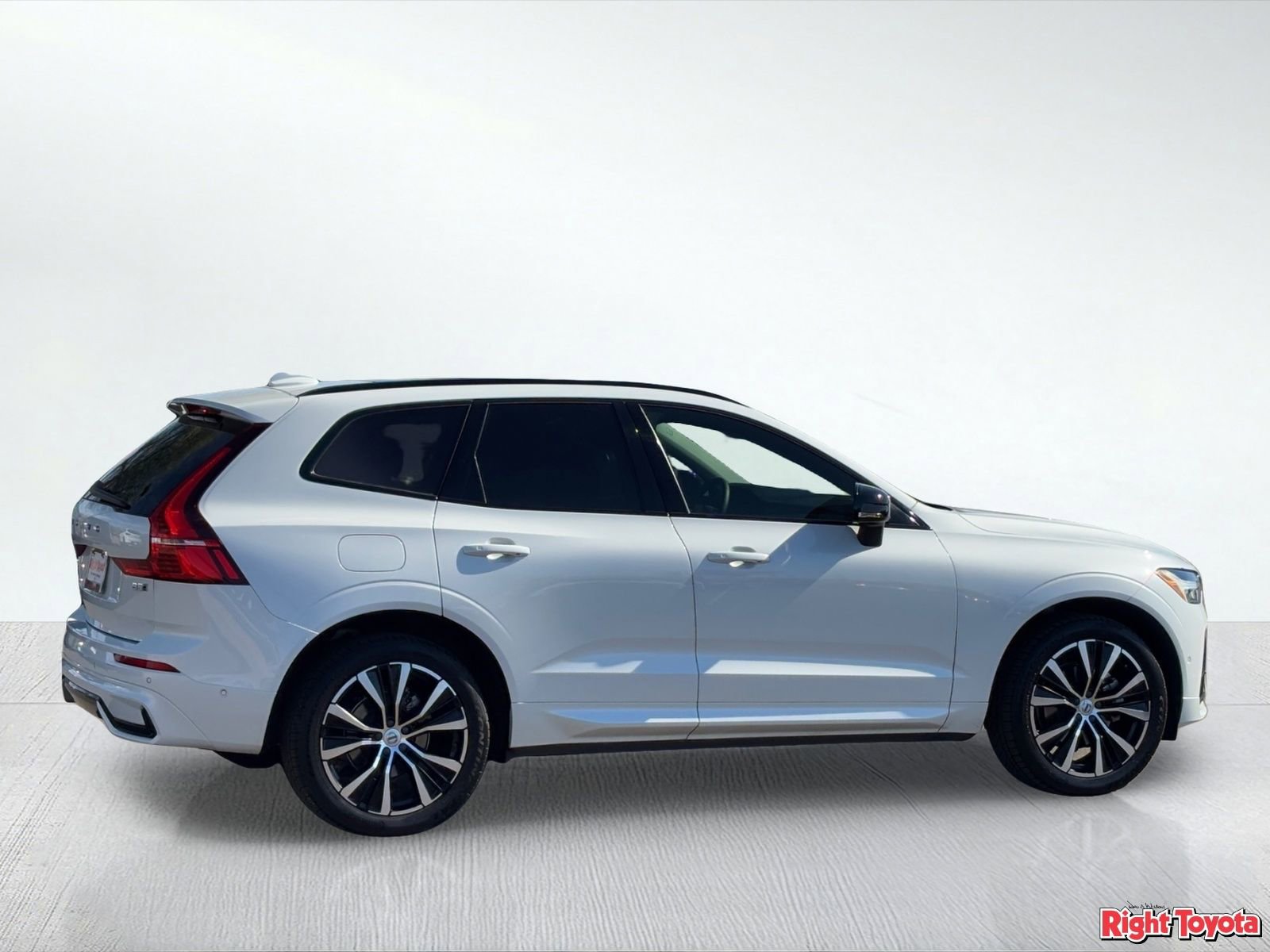 Used 2023 Volvo XC60 B5 Plus w/ Protection Package image 4