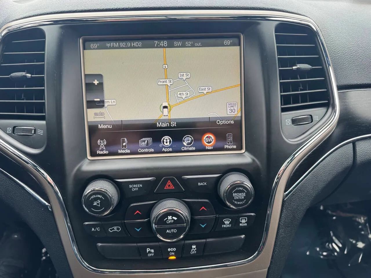 Used 2014 Jeep Grand Cherokee Limited w/ Luxury Group II image 18