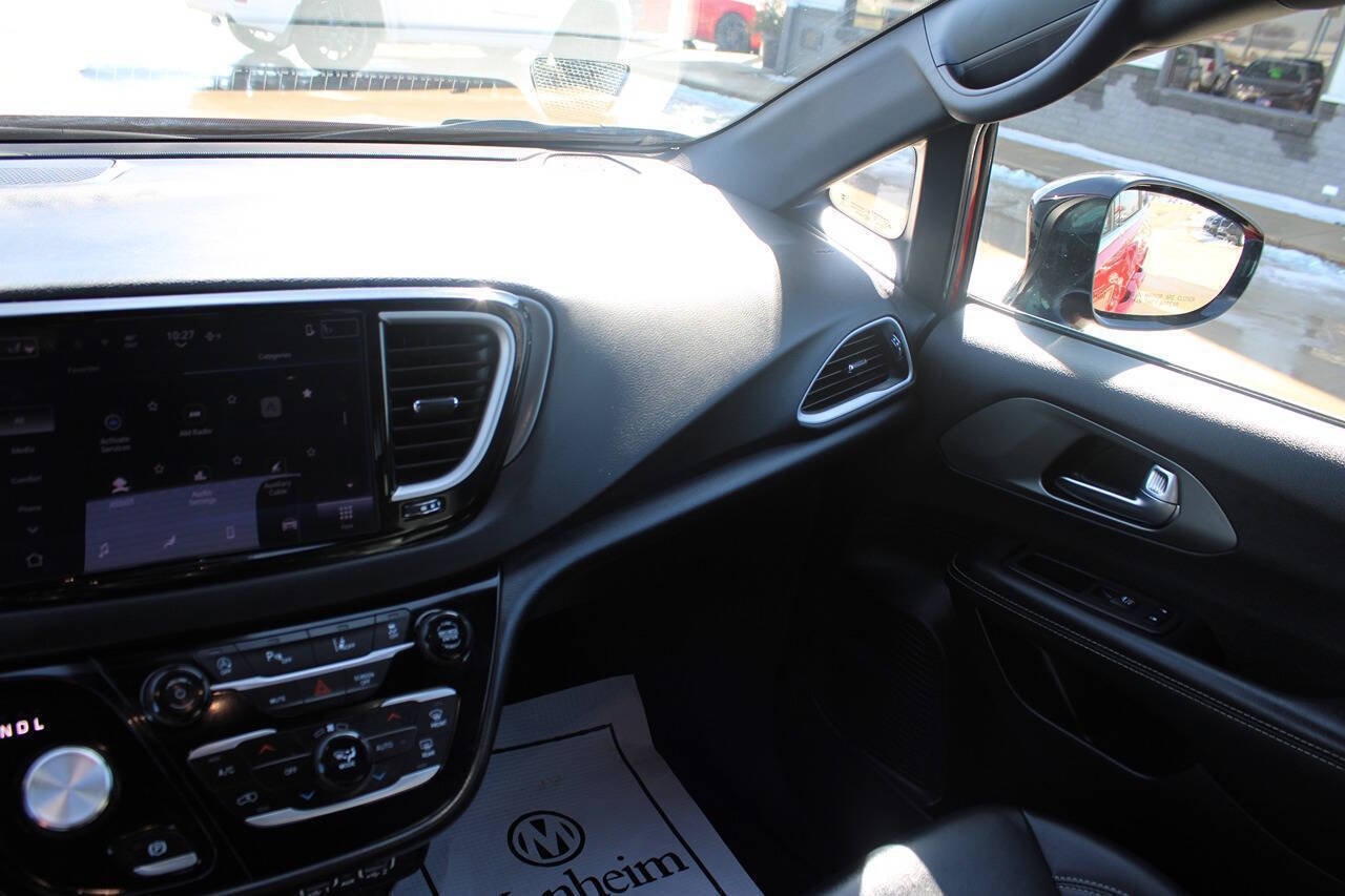 Used 2025 Chrysler Pacifica Select FWD image 17