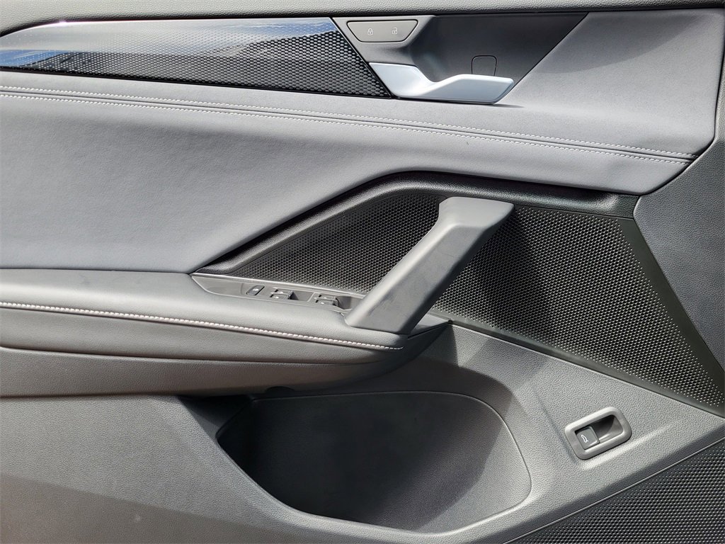 New 2025 Volkswagen Tiguan SE image 3