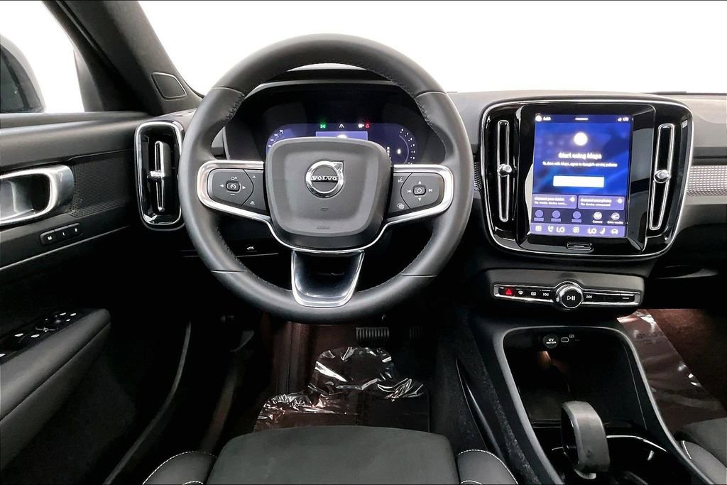 Certified 2025 Volvo XC40 B5 Plus image 8