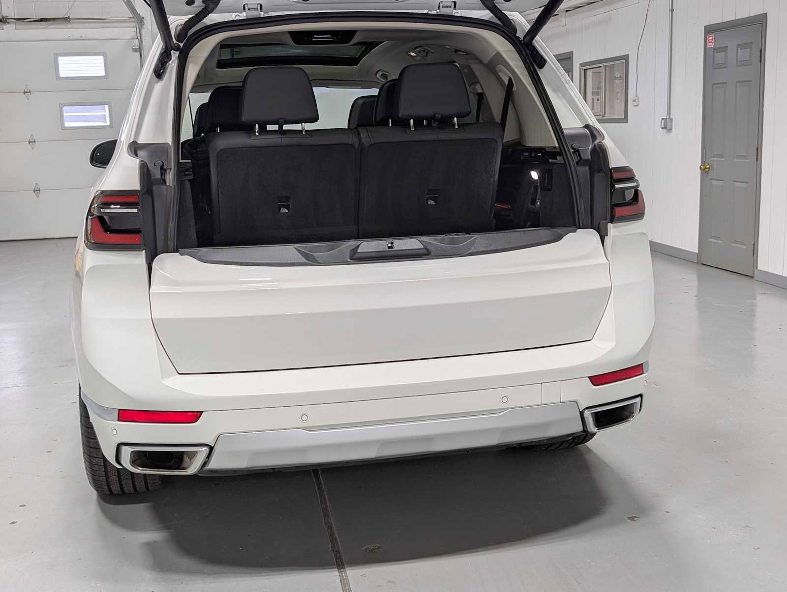 Used 2023 BMW X7 xDrive40i w/ Climate Comfort Package image 38