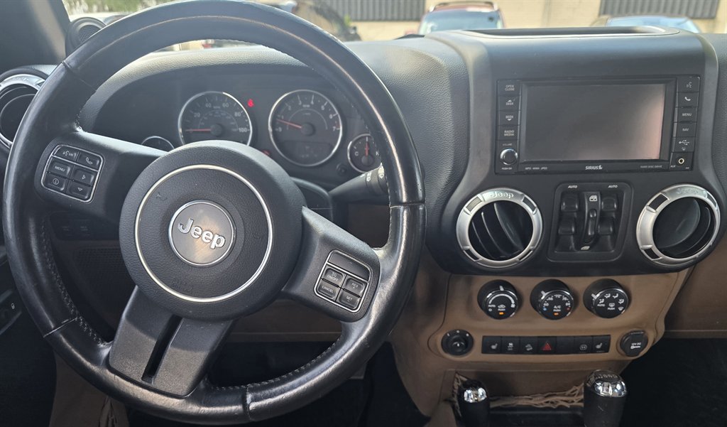 Used 2012 Jeep Wrangler Unlimited Rubicon w/ Connectivity Group AWD/4WD image 18
