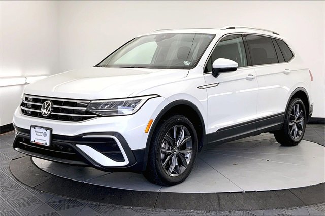 Certified 2023 Volkswagen Tiguan SE w/ Panoramic Sunroof Package image 2