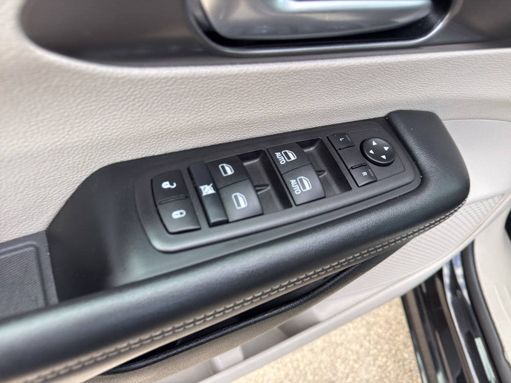 Used 2024 Chrysler Pacifica Touring-L image 11