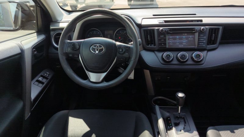 Used 2018 Toyota RAV4 LE FWD image 21