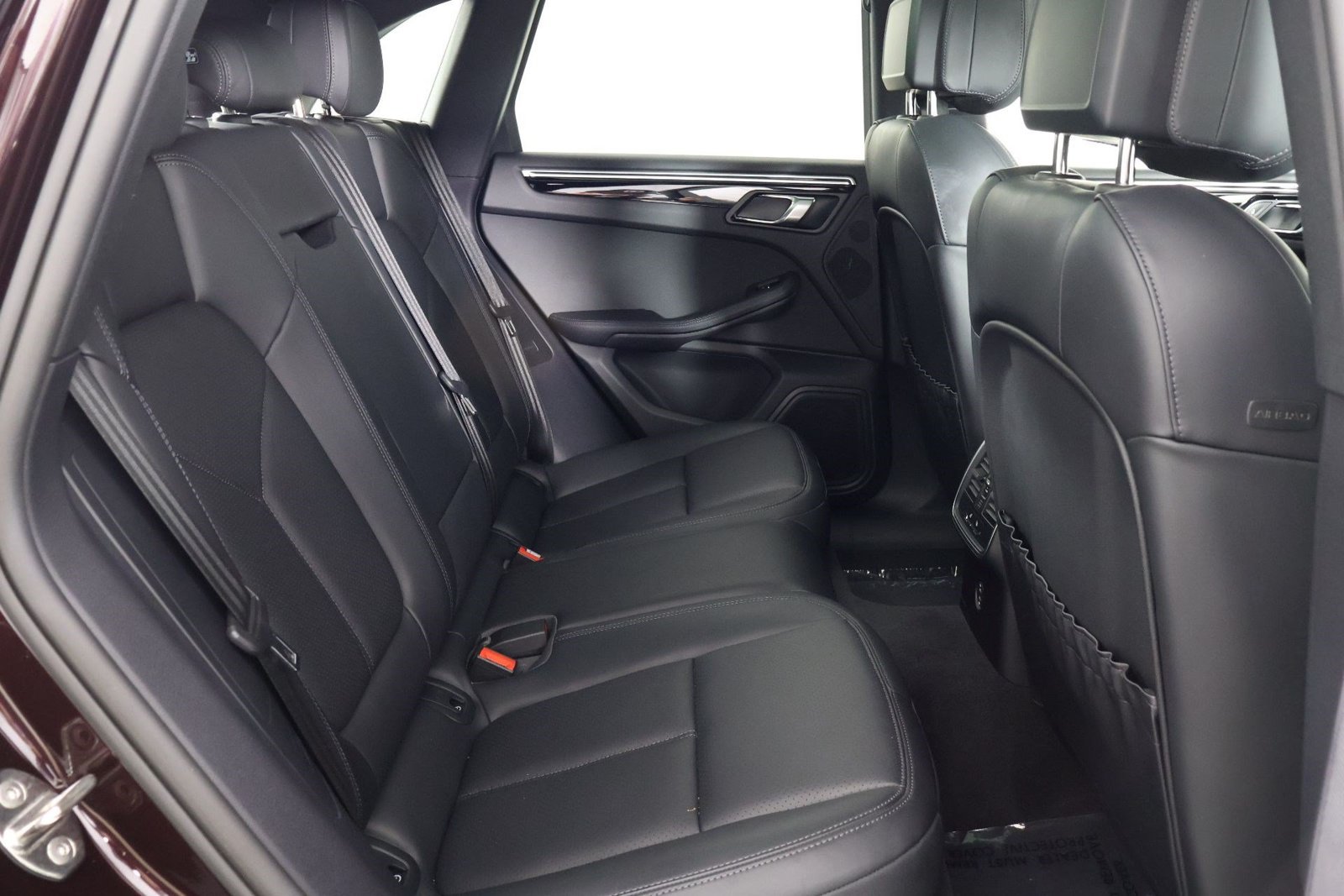 Certified 2023 Porsche Macan AWD/4WD image 32