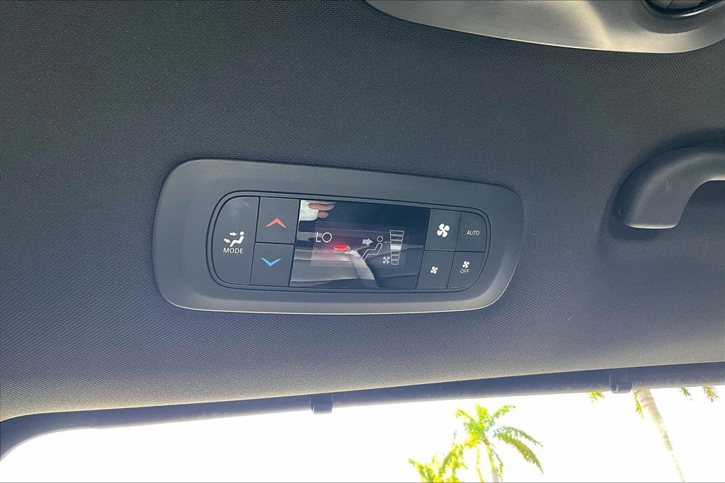Used 2025 Chrysler Pacifica Select FWD image 15