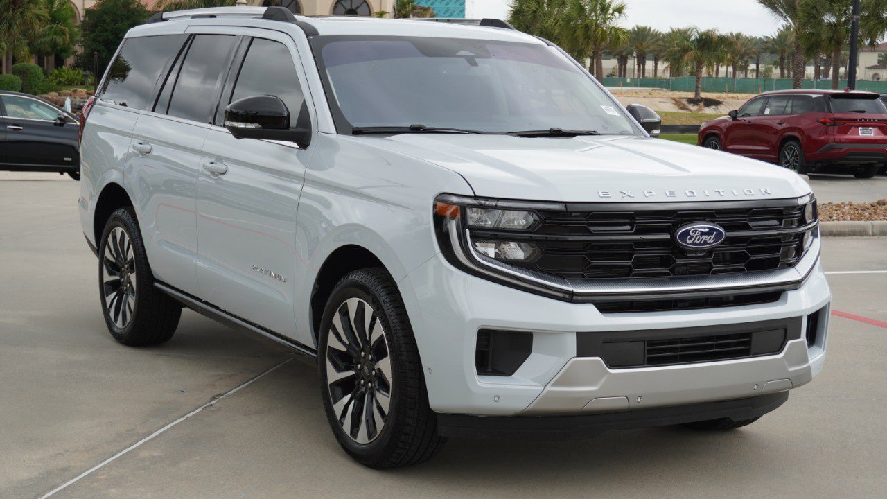 Used 2025 Ford Expedition Platinum w/ Driver's Package AWD/4WD image 3