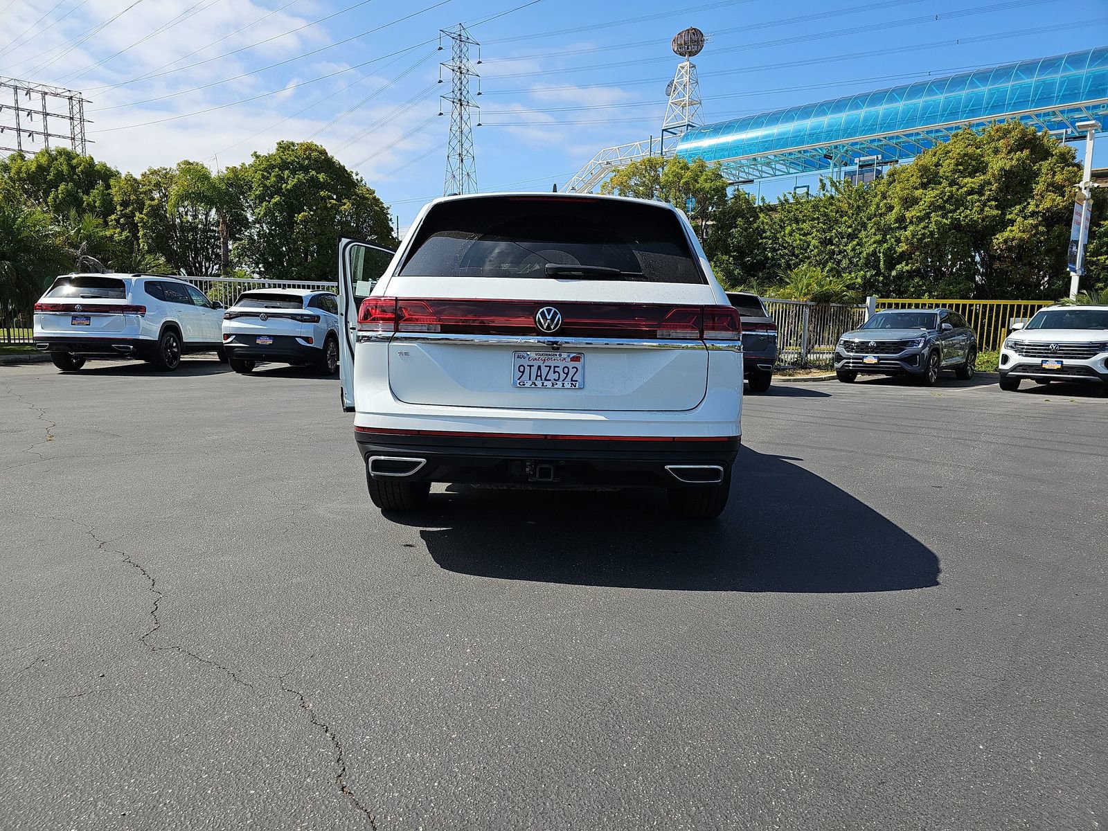 Used 2024 Volkswagen Atlas SE w/ Panoramic Sunroof Package FWD image 11