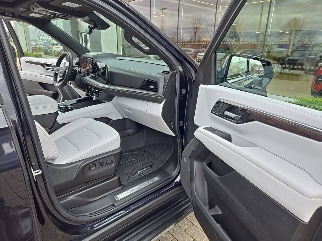 Used 2025 Chevrolet Suburban Premier image 20