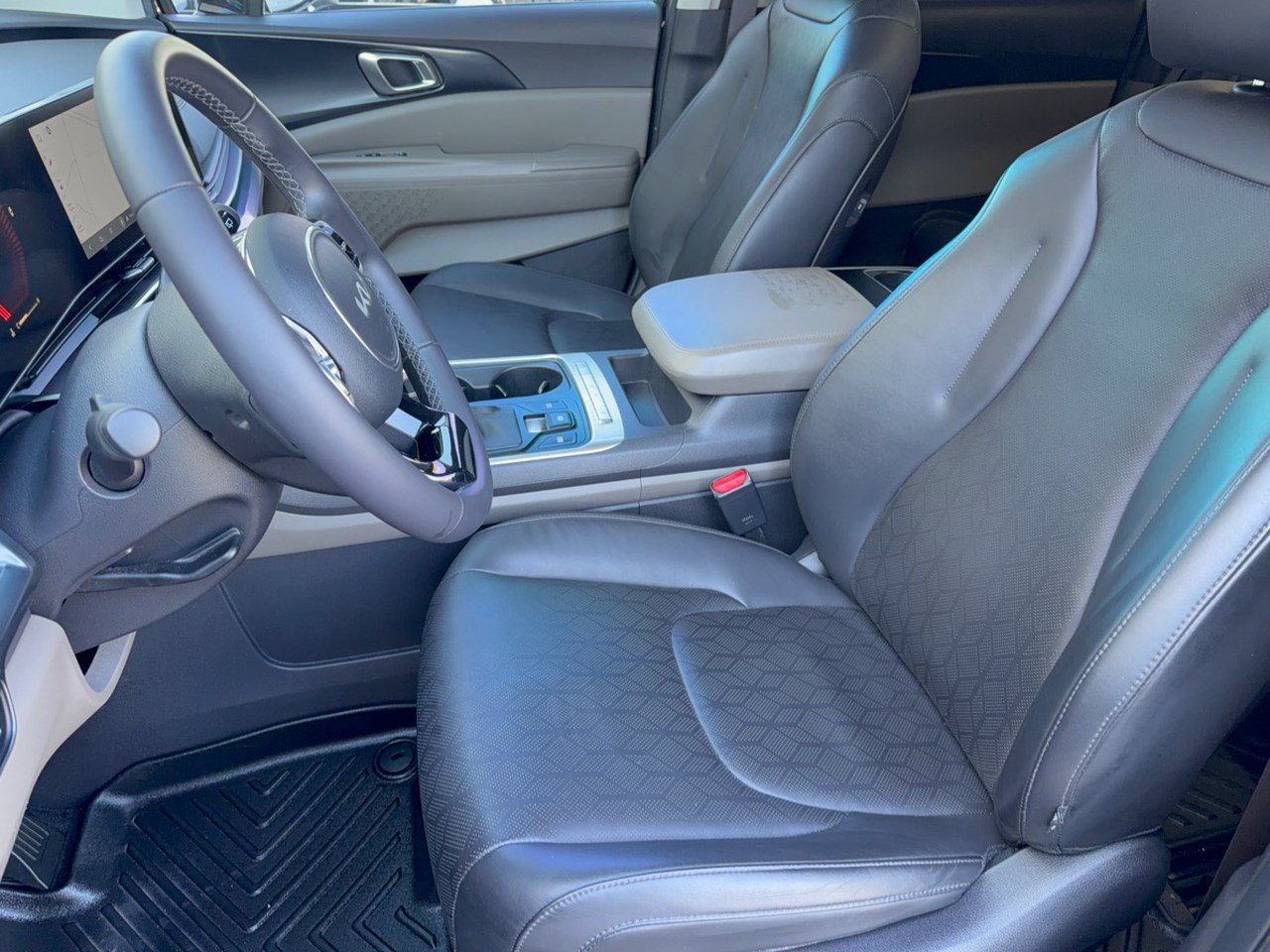 Used 2025 Kia Carnival FWD image 5
