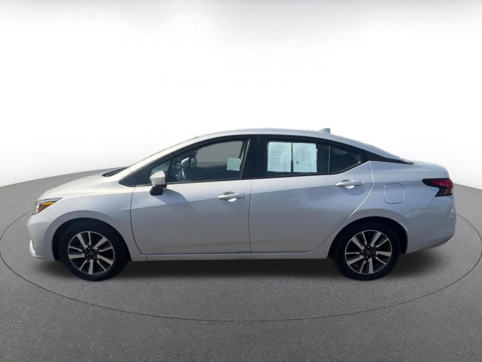 Used 2025 Nissan Versa SV image 9