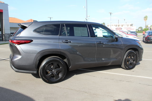 Used 2022 Toyota Highlander LE FWD image 18