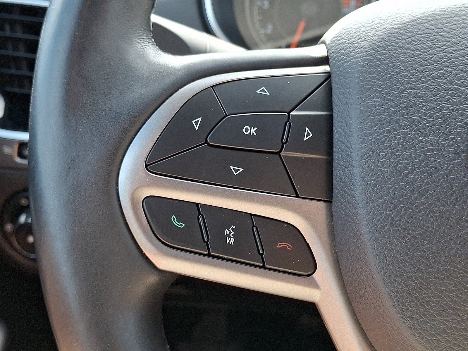 Used 2019 Jeep Cherokee Overland w/ Technology Group AWD/4WD image 25