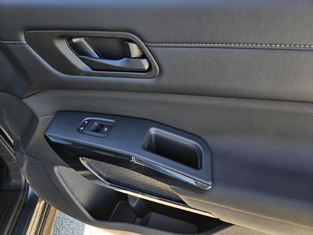 Certified 2026 Nissan Pathfinder SV FWD image 7