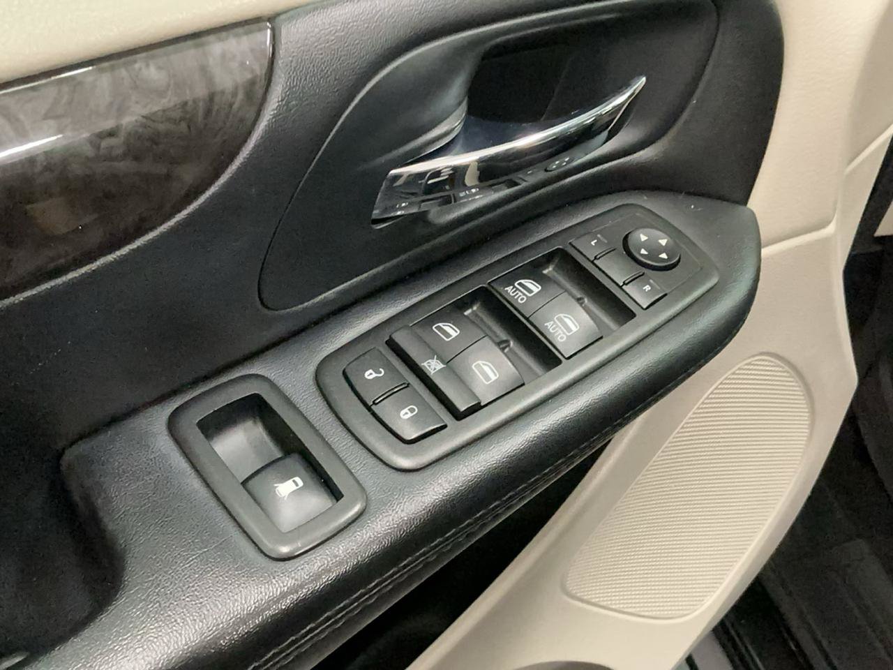 Used 2014 Dodge Grand Caravan SXT w/ Rear Park Assist Package FWD image 19