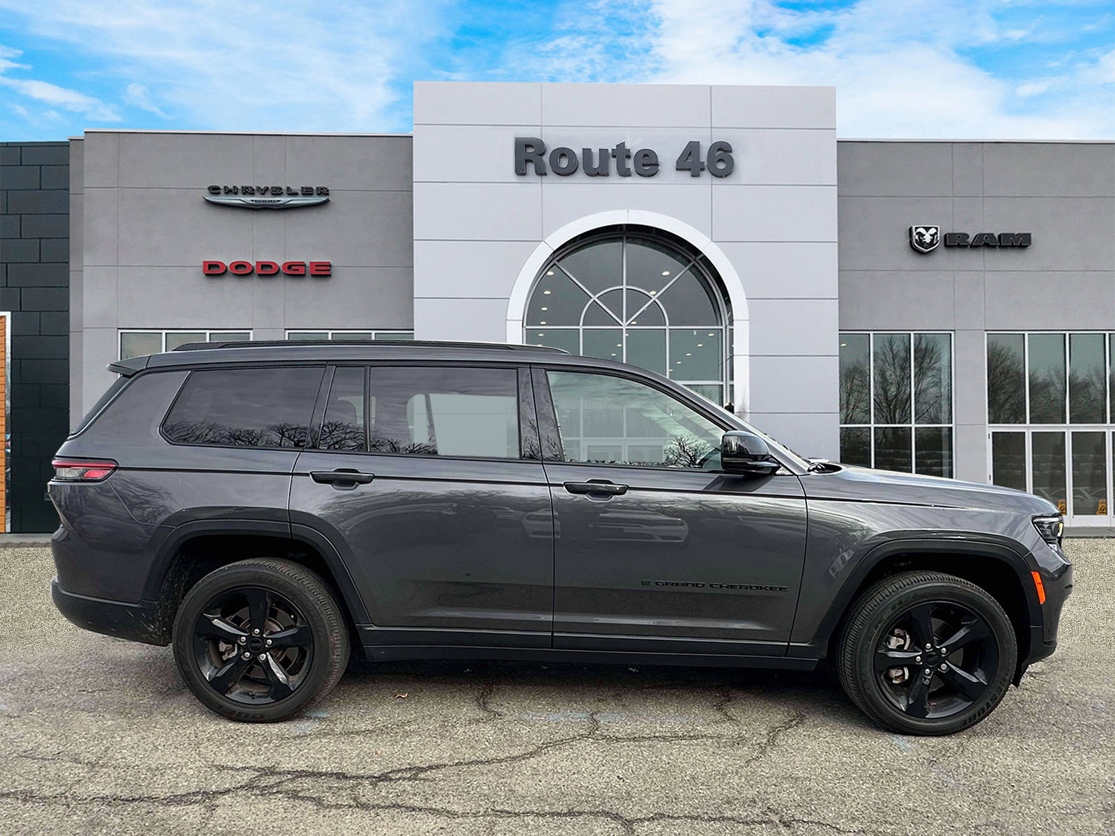 Used 2023 Jeep Grand Cherokee L Laredo image 6