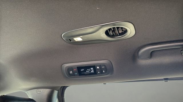 Used 2025 Chrysler Pacifica Select image 39