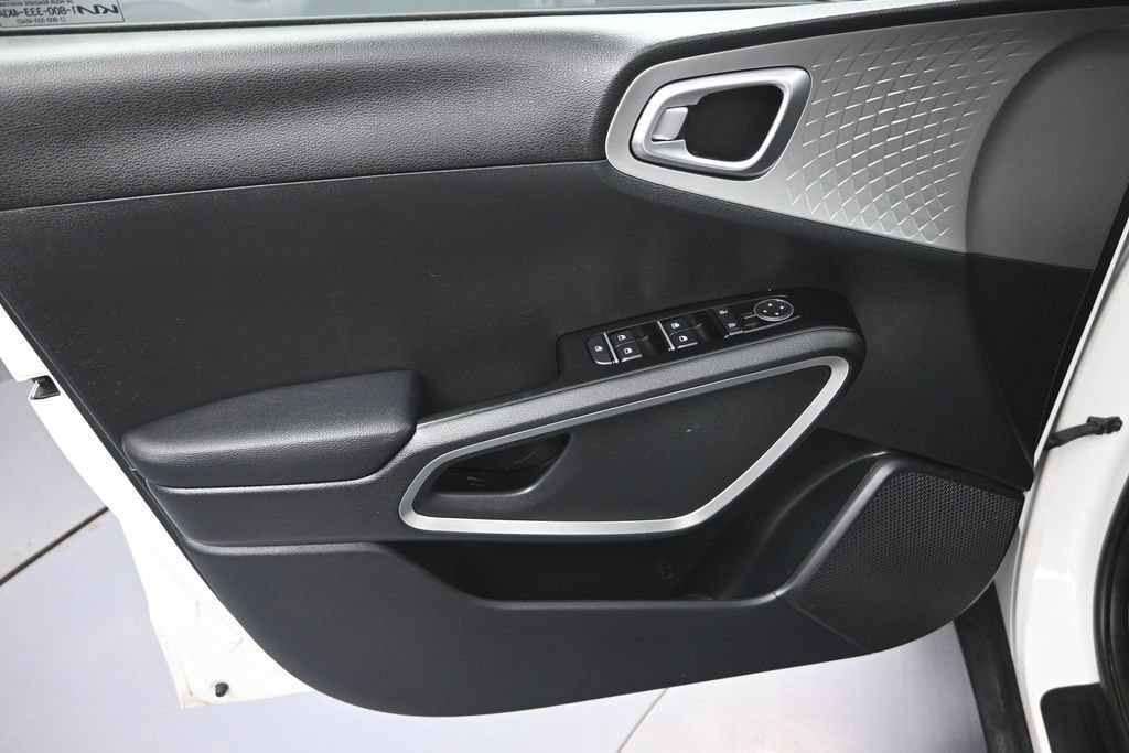 Used 2023 Kia Soul LX FWD image 9