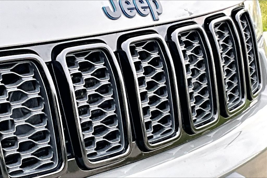 Used 2019 Jeep Grand Cherokee Laredo AWD/4WD image 11