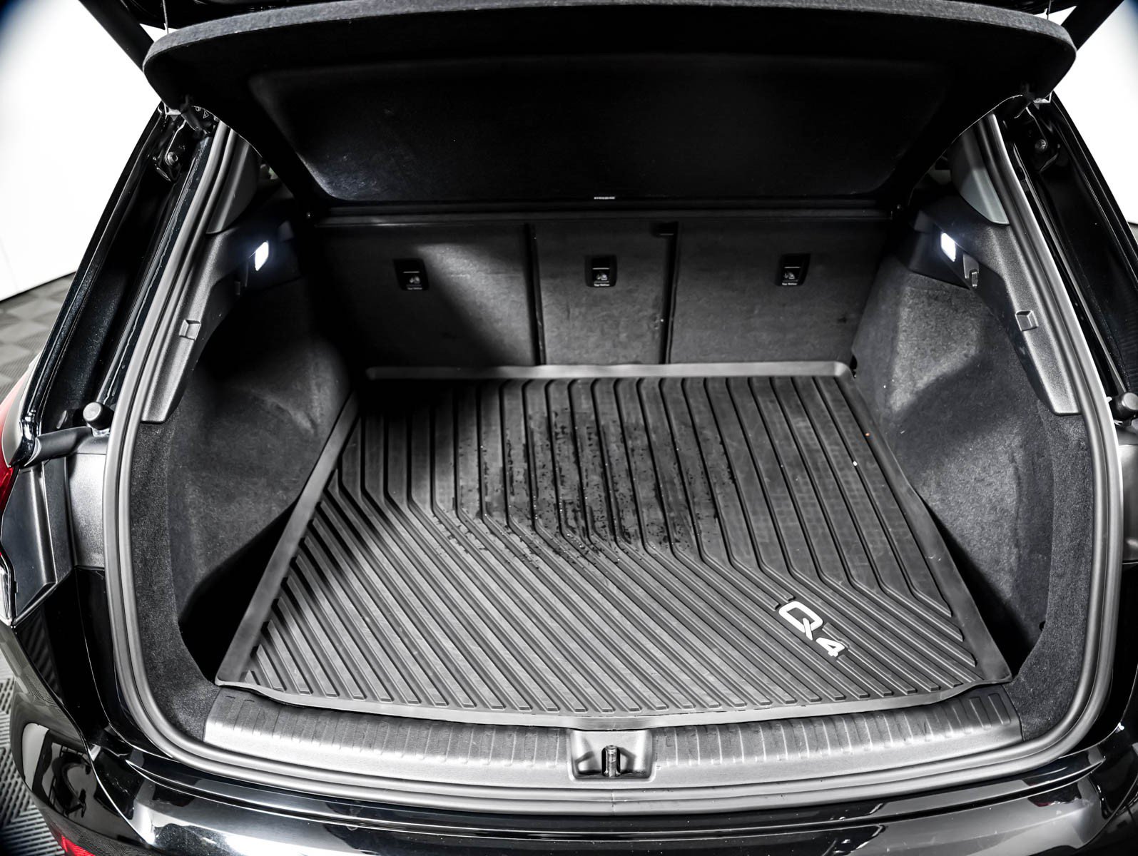 Used 2023 Audi Q4 e-tron Premium Plus RWD image 4